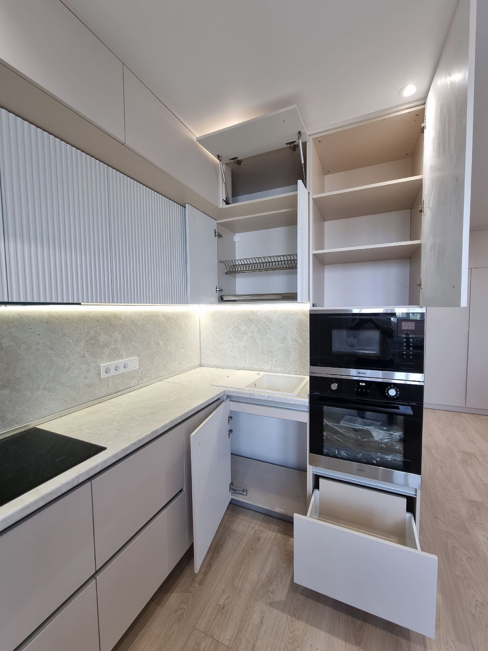 Угловой кухонный гарнитур 3