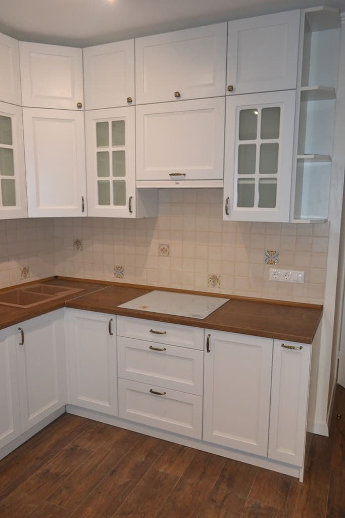 Белая кухня с антресолями 4 Белая кухня с антресолями 4