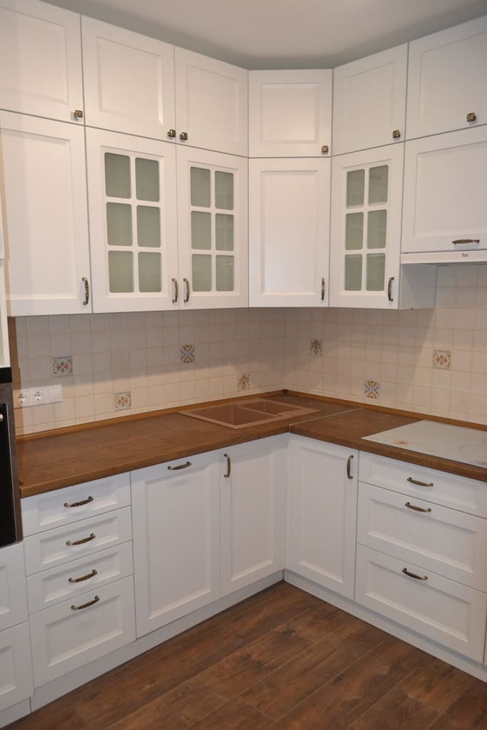 Белая кухня с антресолями 5 Белая кухня с антресолями 5