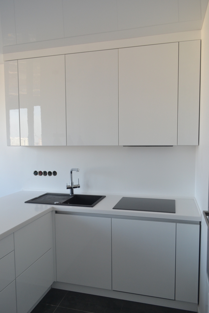 Белая кухня с антресолями 2 Белая кухня с барной стойкой 2