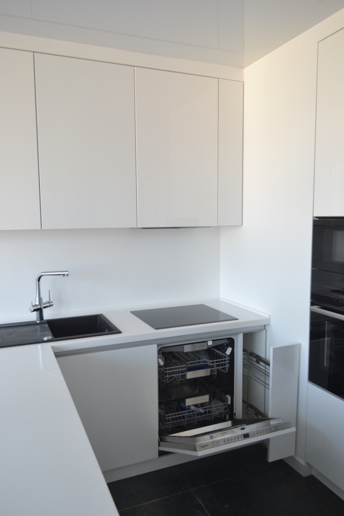 Белая кухня с антресолями 3 Белая кухня с барной стойкой 3