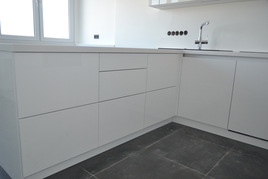 Белая кухня с антресолями 4 Белая кухня с барной стойкой 4