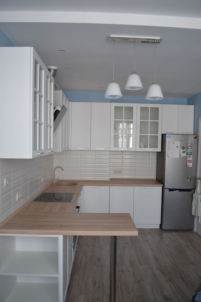 Белая кухня с фрезеровкой 2 Белая кухня с фрезеровкой 2