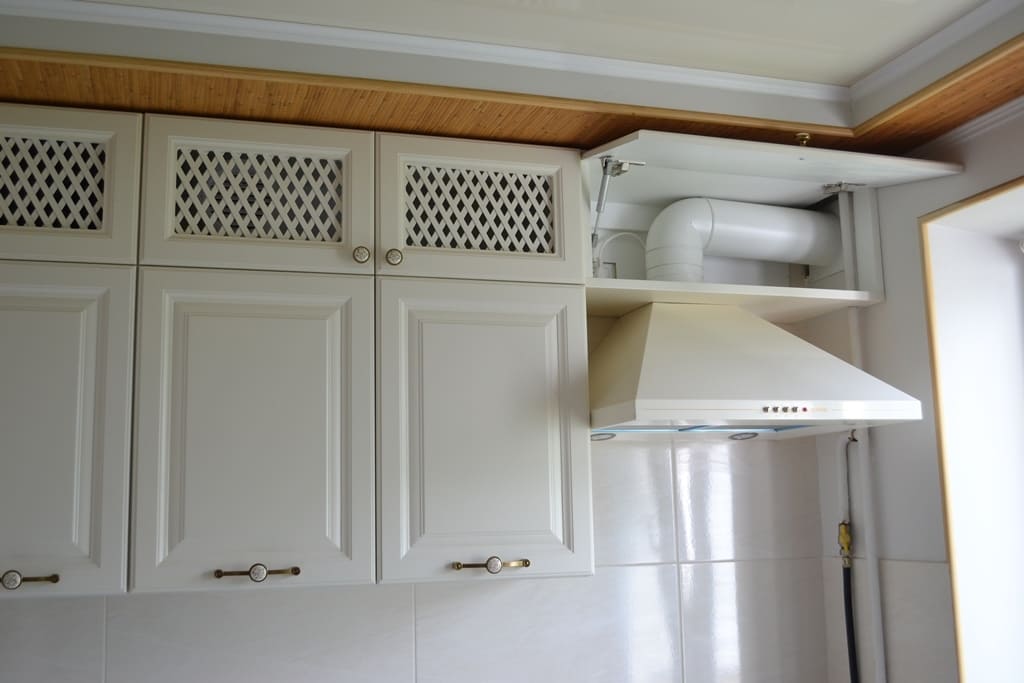 Кремовая кухня в стиле прованс 6 Графитовая кухня 6