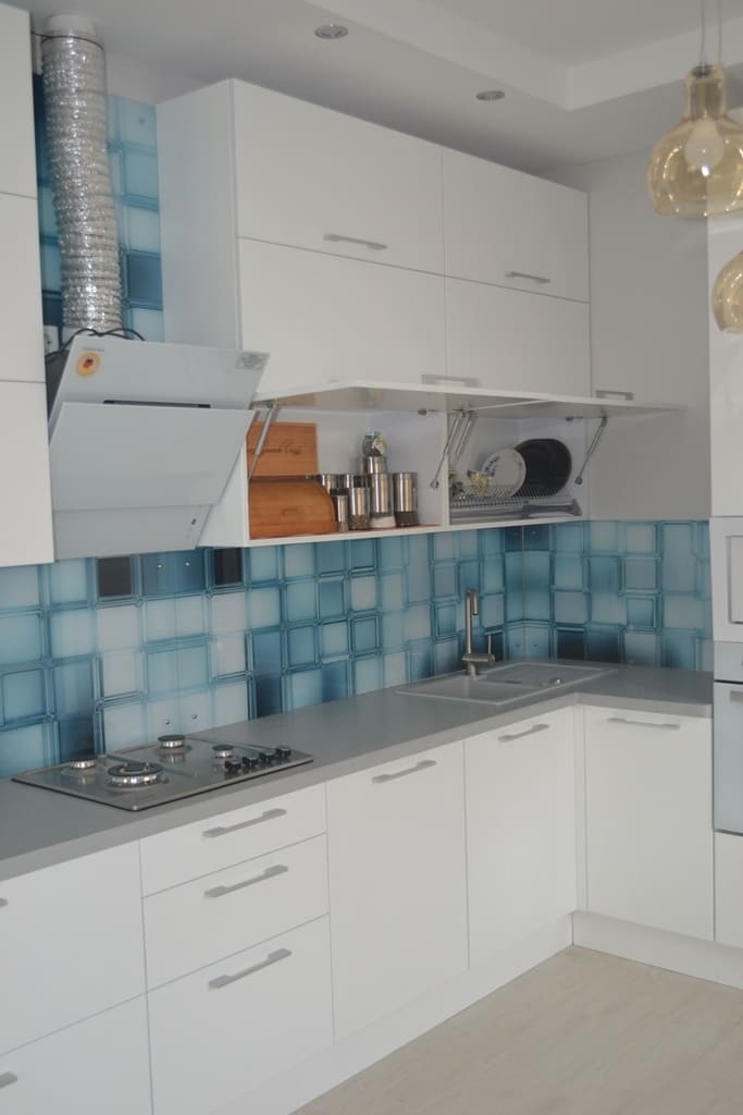 Кухня матовая белая с пеналами 2 Кухня матовая белая с пеналами 2