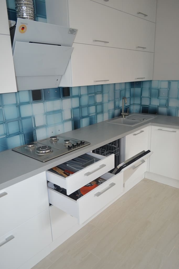 Кухня матовая белая с пеналами 3 Кухня матовая белая с пеналами 3