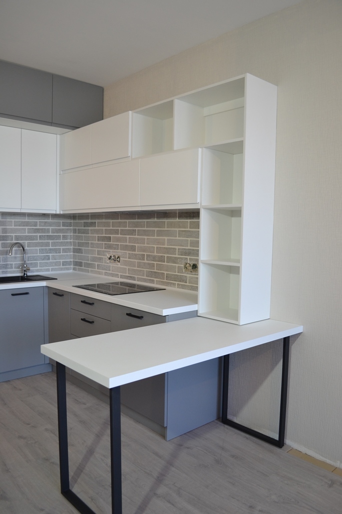 Кухня с антресолями в бело-серых тонах 2 Кухня с антресолями в бело-серых тонах 2