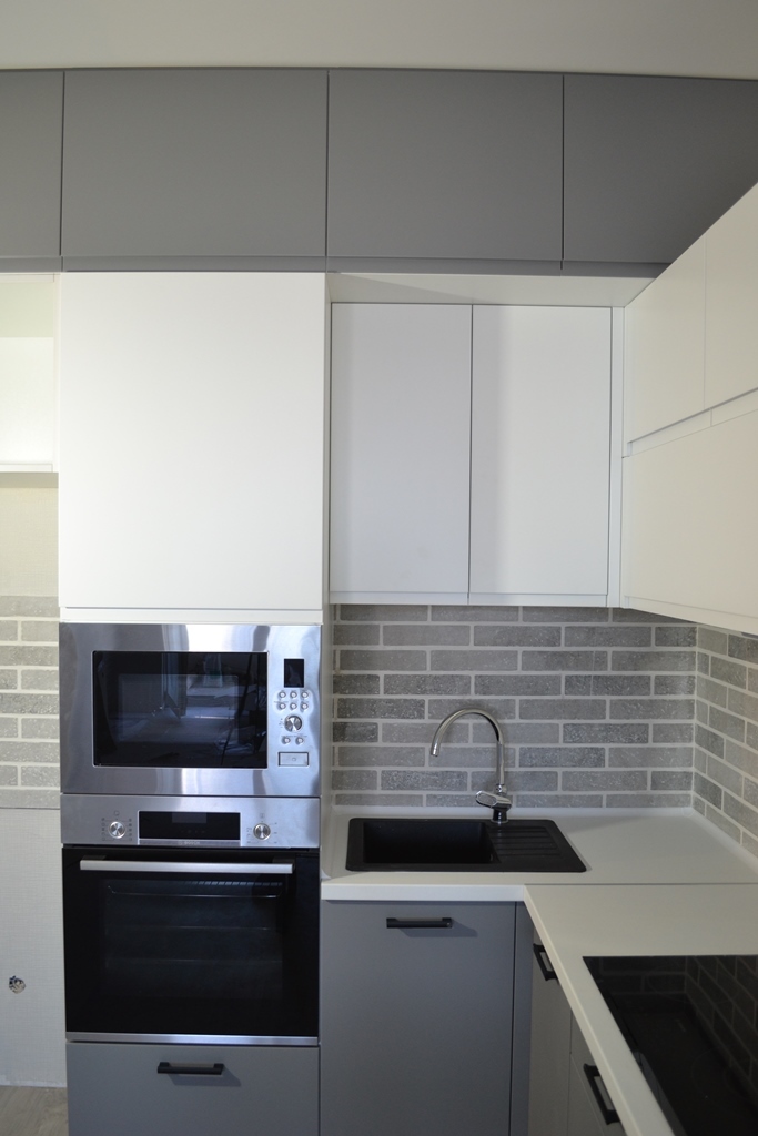 Кухня с антресолями в бело-серых тонах 3 Кухня с антресолями в бело-серых тонах 3