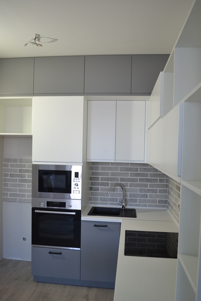 Кухня с антресолями в бело-серых тонах 4 Кухня с антресолями в бело-серых тонах 4