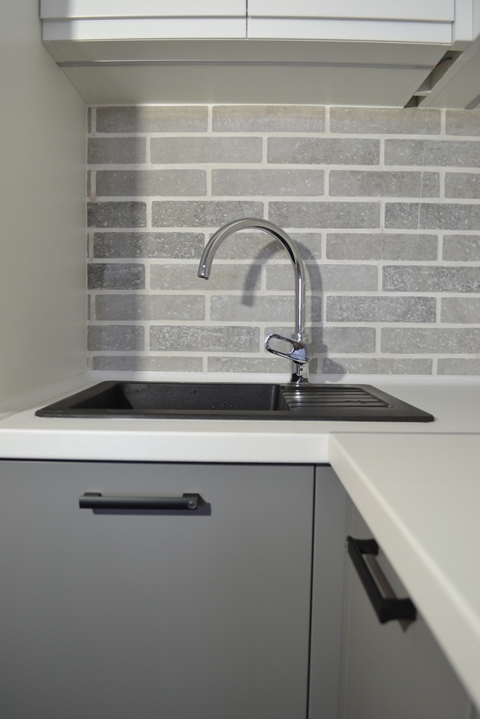 Кухня с антресолями в бело-серых тонах 6 Кухня с антресолями в бело-серых тонах 6