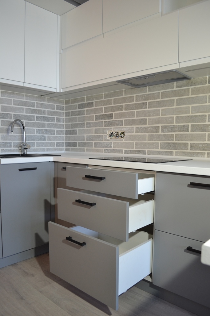 Кухня с антресолями в бело-серых тонах 7 Кухня с антресолями в бело-серых тонах 7