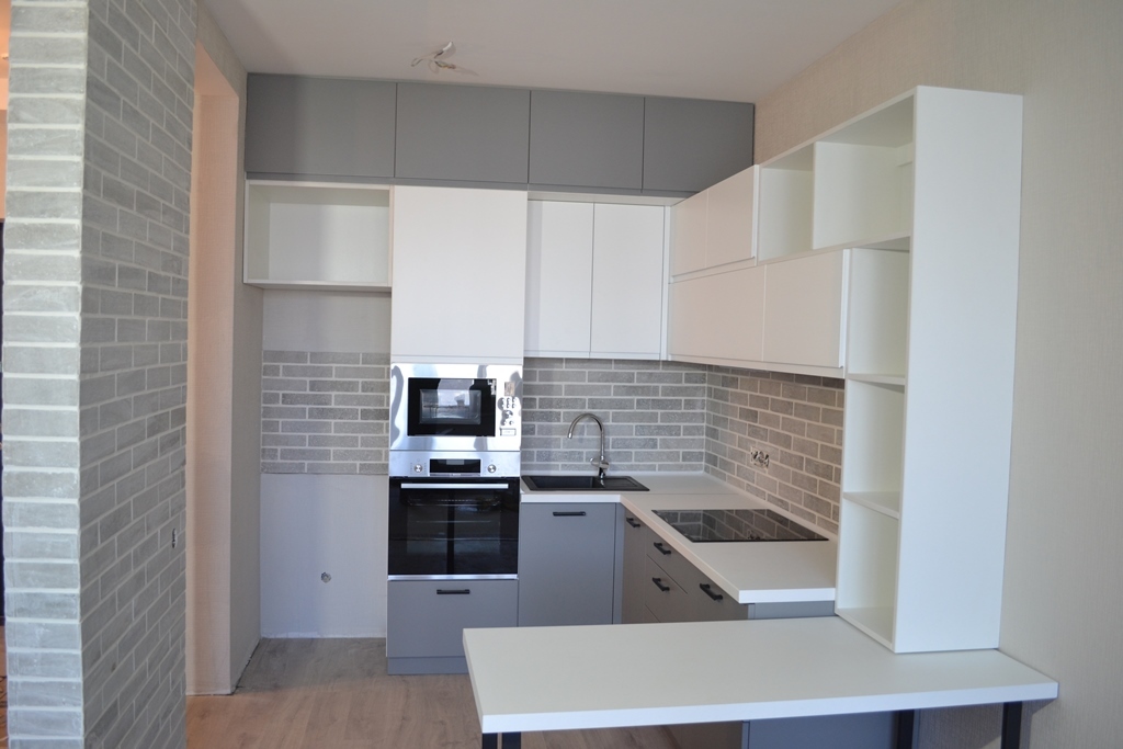 Кухня с антресолями в бело-серых тонах 8 Кухня с антресолями в бело-серых тонах 8