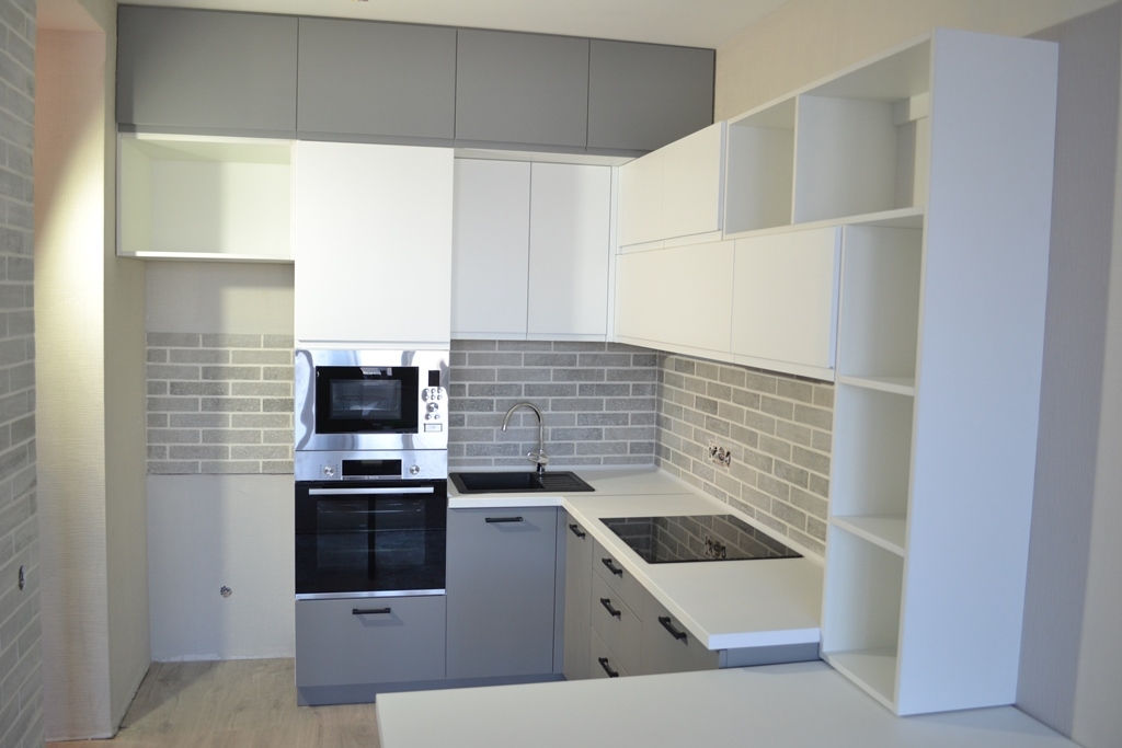 Кухня с антресолями в бело-серых тонах 9 Кухня с антресолями в бело-серых тонах 7