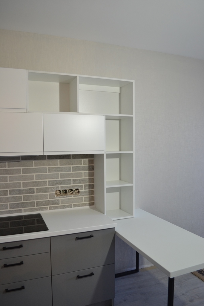 Кухня с антресолями в бело-серых тонах 10 Кухня с антресолями в бело-серых тонах 8