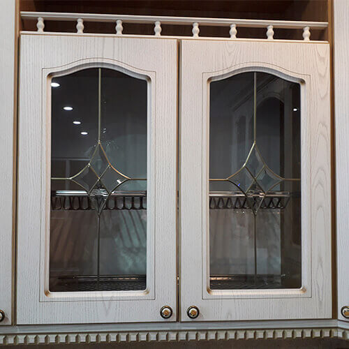 Фасады со стеклянными вставками и витражами