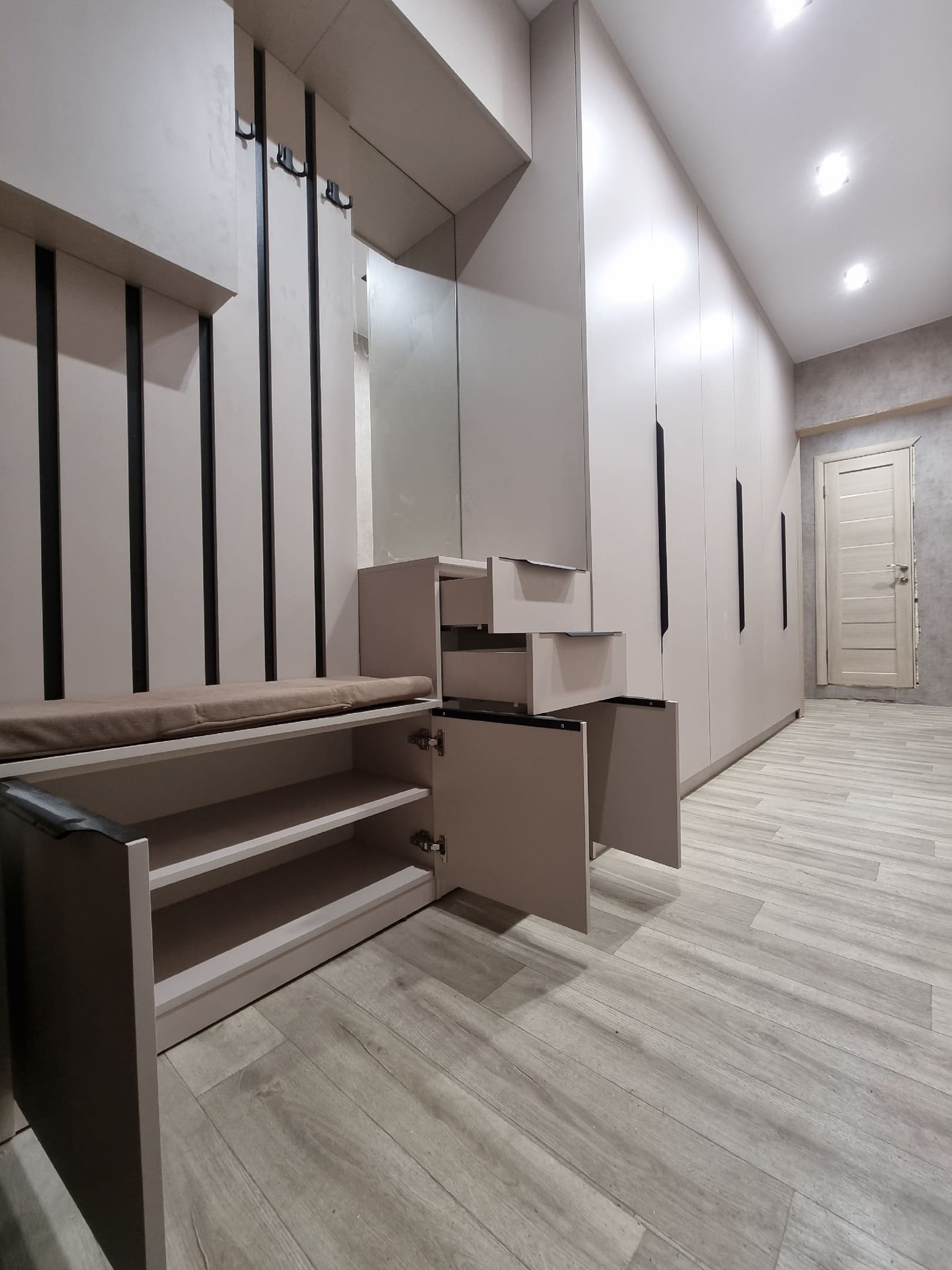 Шкаф-прихожая с распашными дверьми 4 Шкаф-прихожая с распашными дверьми 4