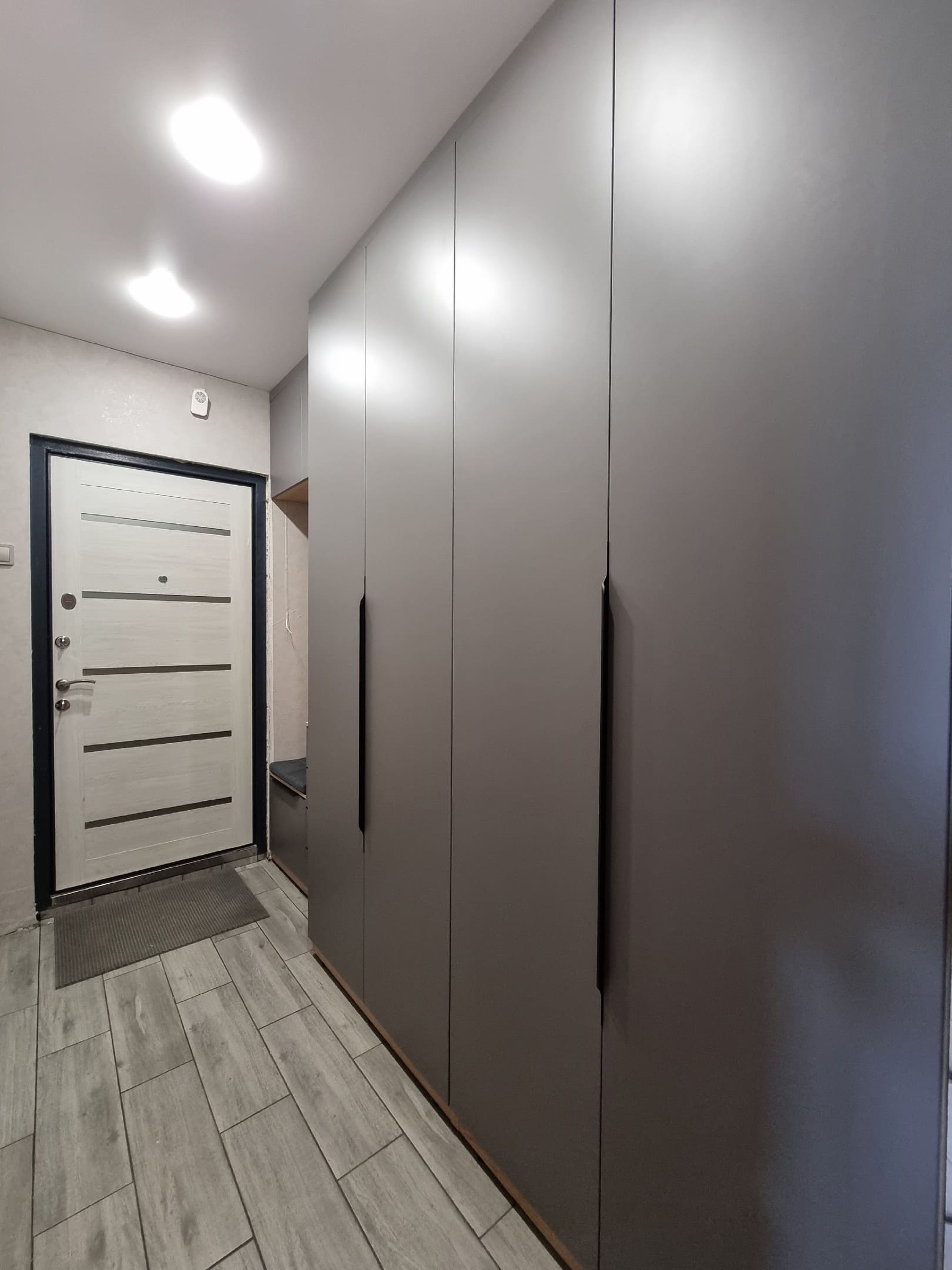 Большая прихожая со шкафом 2 Большая прихожая со шкафом 2