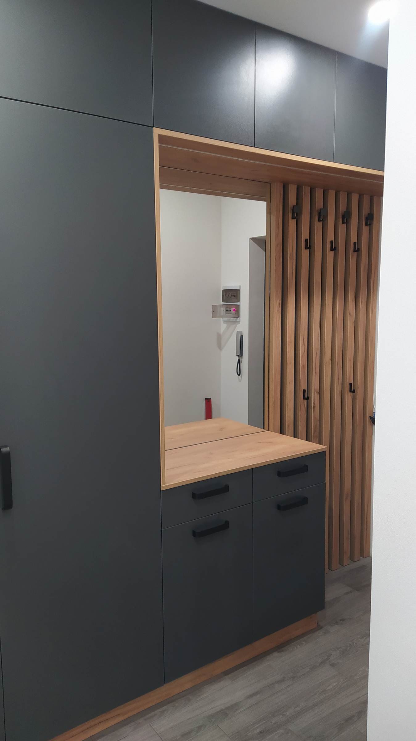 Большая прихожая со шкафом 2 Большая прихожая со шкафом 2