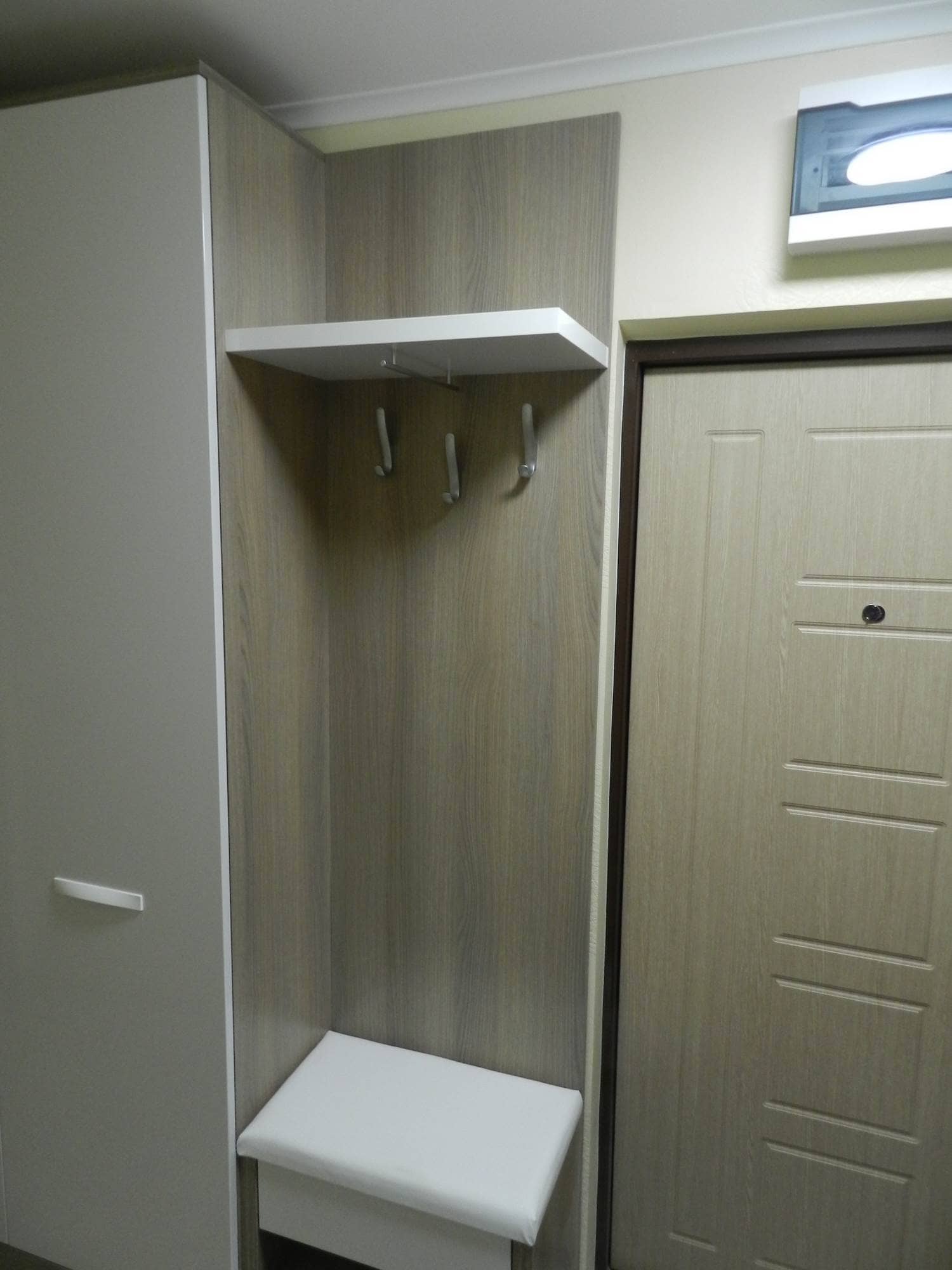 Прихожая на основе распашного шкафа 2 Прихожая на основе распашного шкафа 2