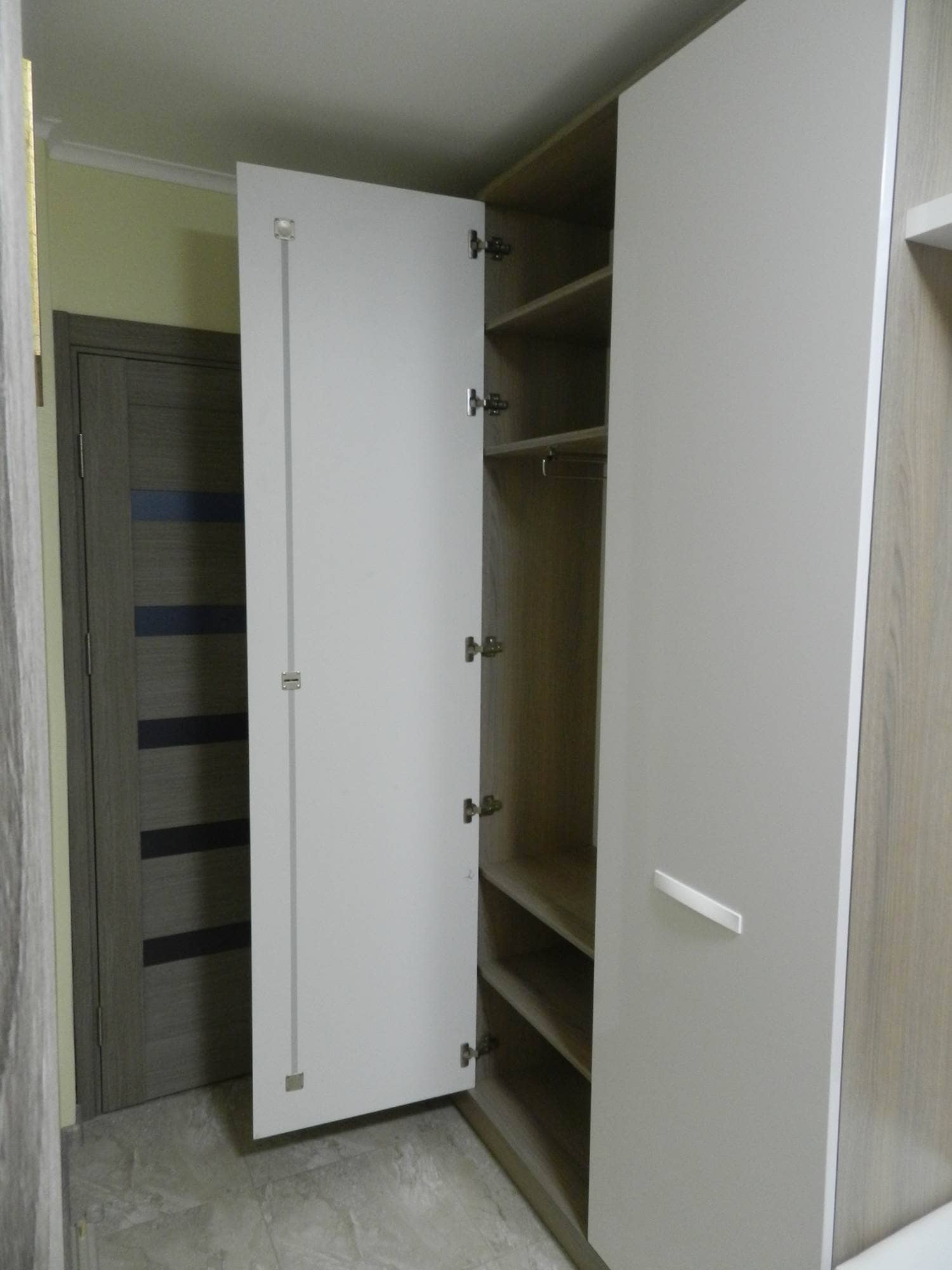 Прихожая на основе распашного шкафа 3 Прихожая на основе распашного шкафа 3