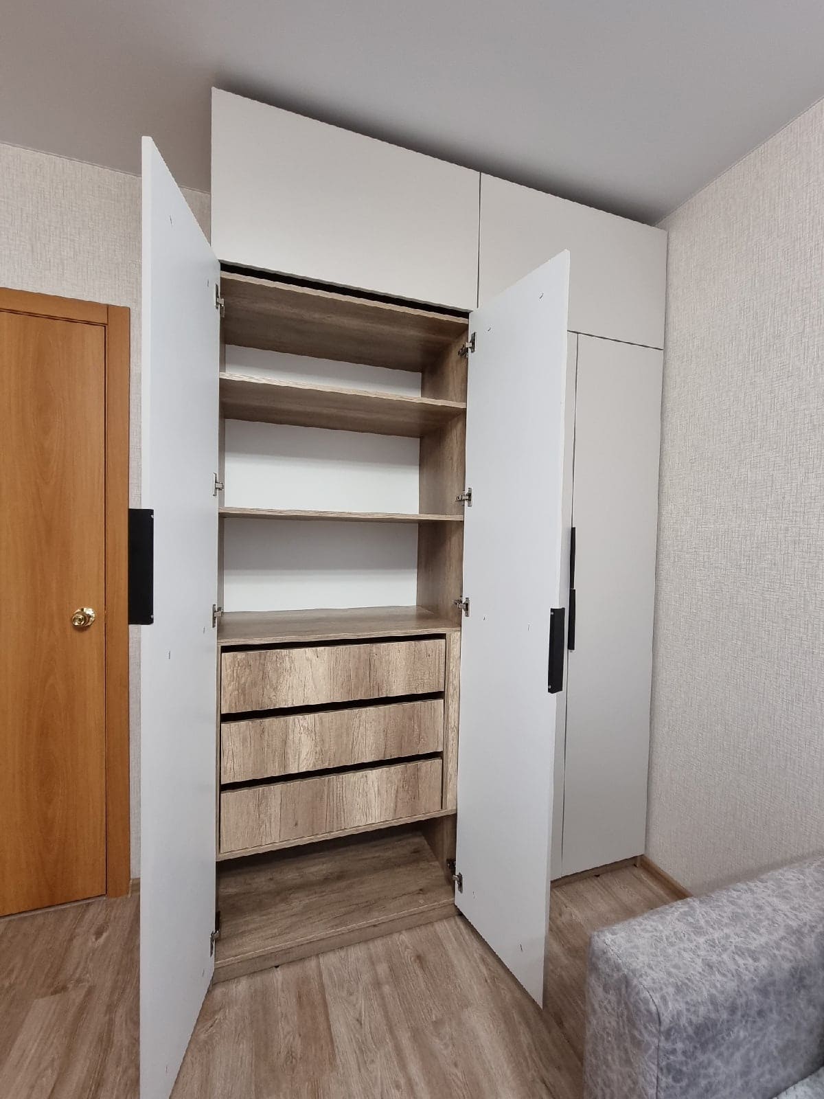 Шкаф в спальное помещение с распашными дверями 2