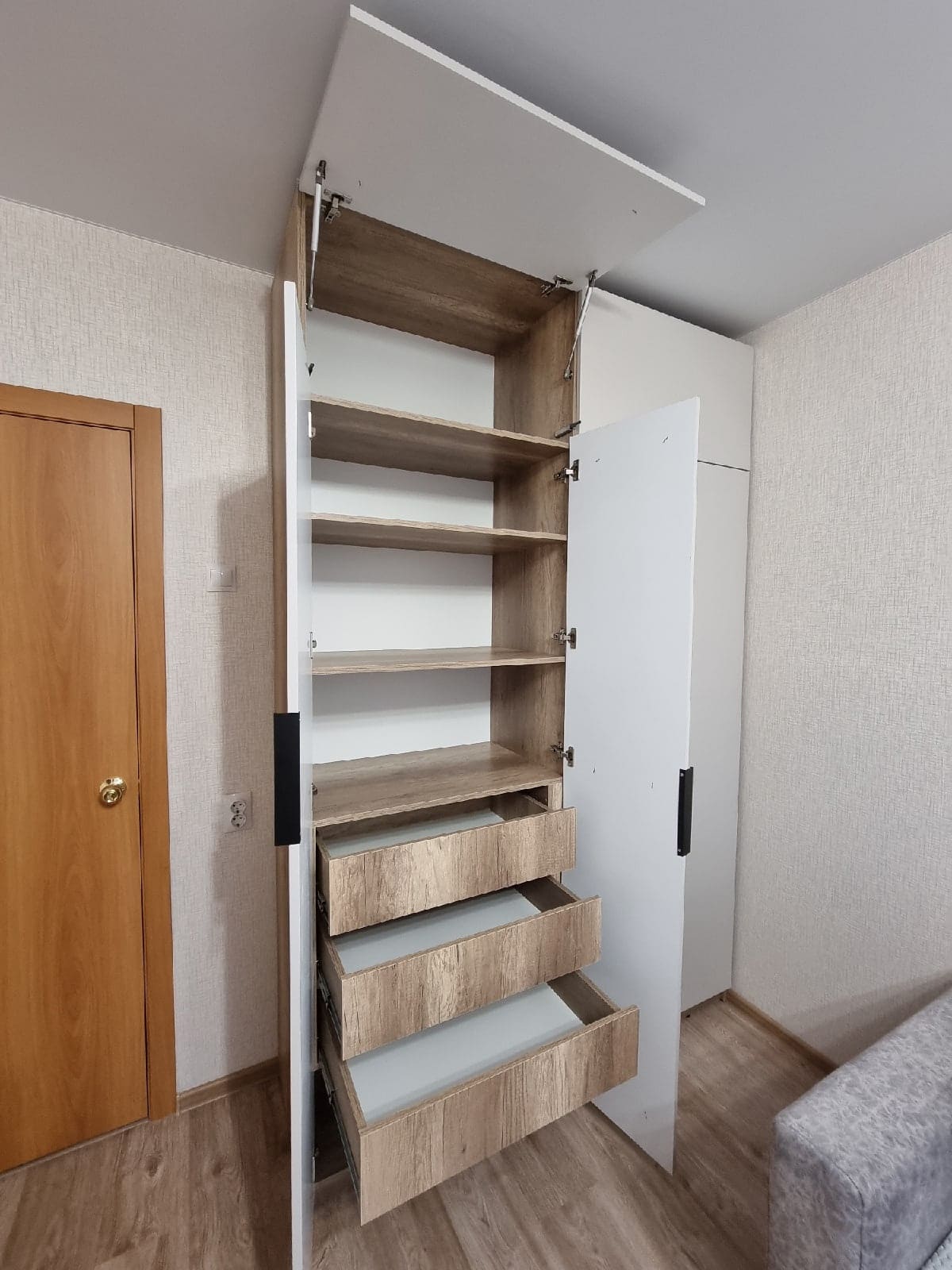 Шкаф в спальное помещение с распашными дверями 3