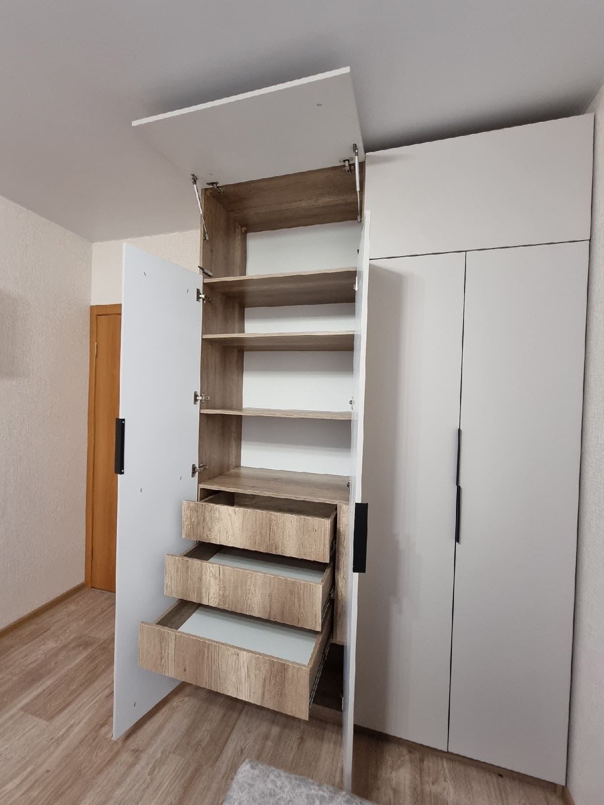 Шкаф в спальное помещение с распашными дверями 4