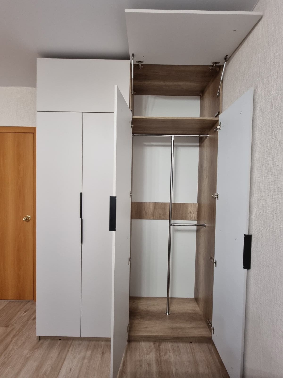 Шкаф в спальное помещение с распашными дверями 5