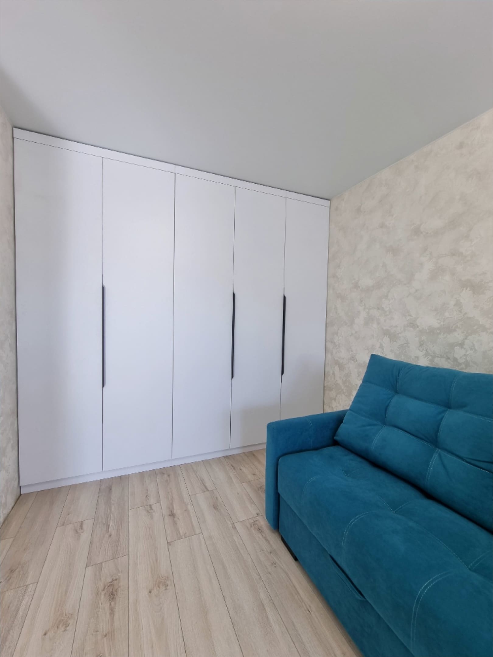 Шкаф с распашными дверьми в спальное помещение 2