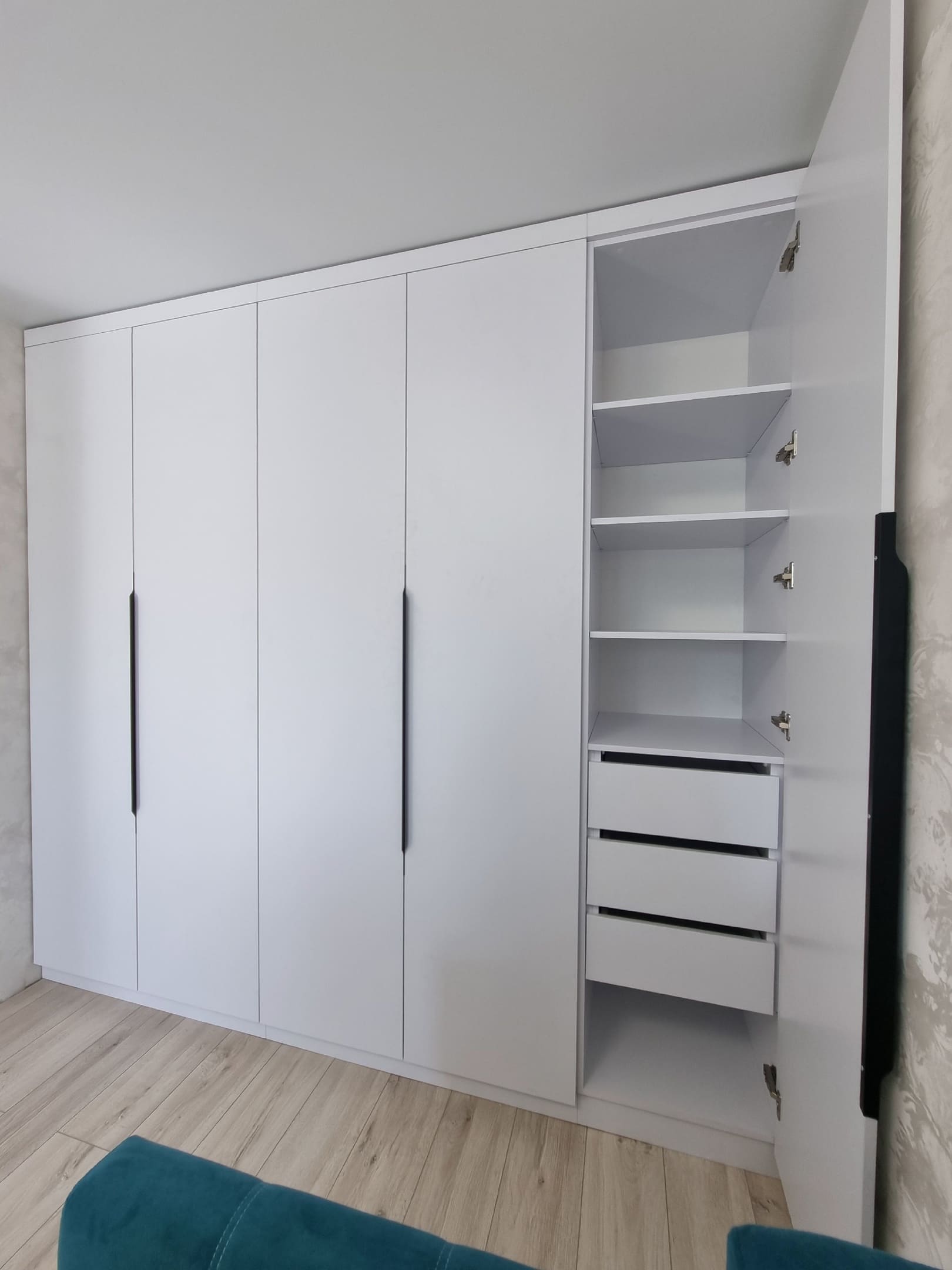 Шкаф с распашными дверьми в спальное помещение 4