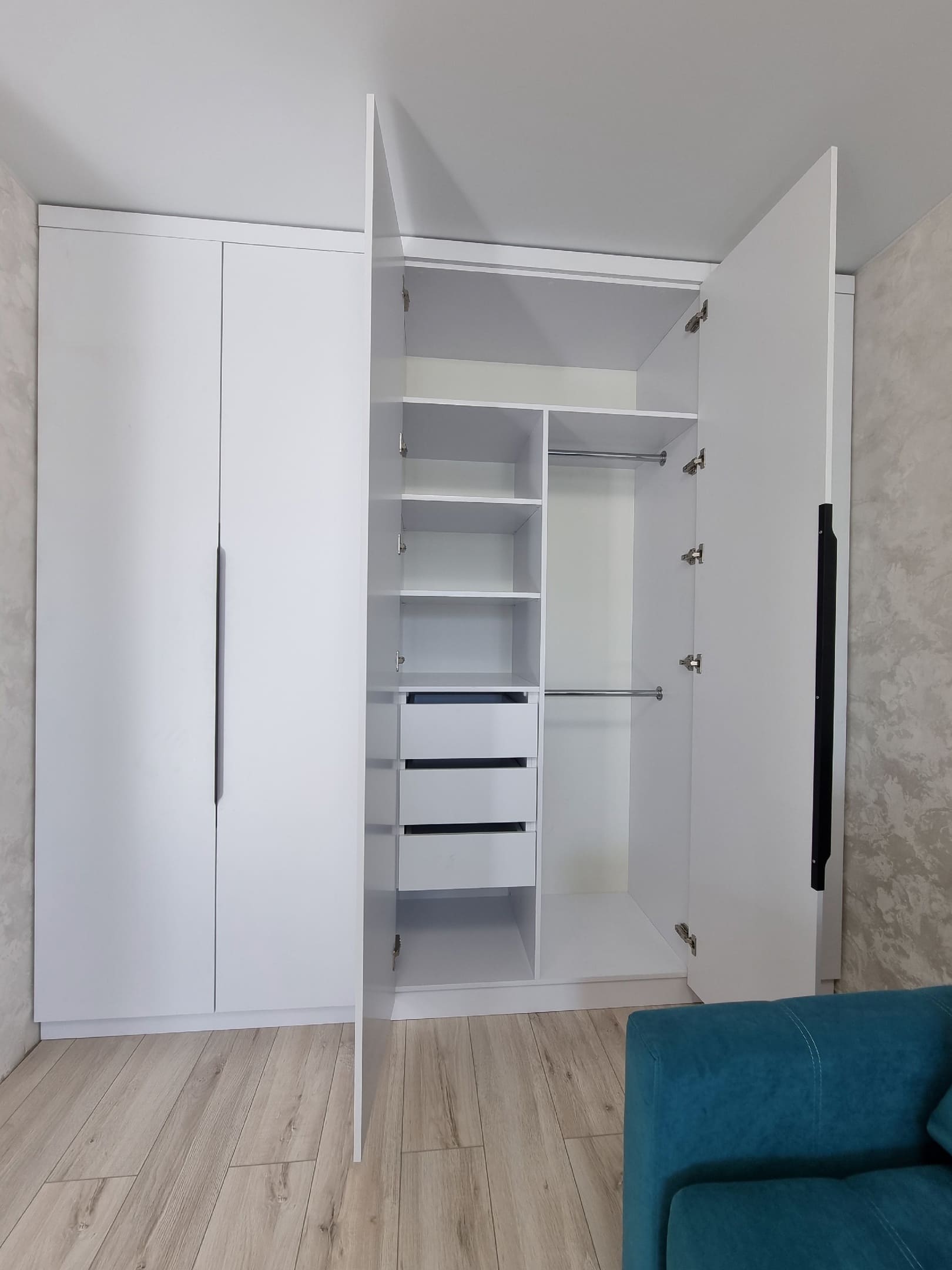 Шкаф с распашными дверьми в спальное помещение 5