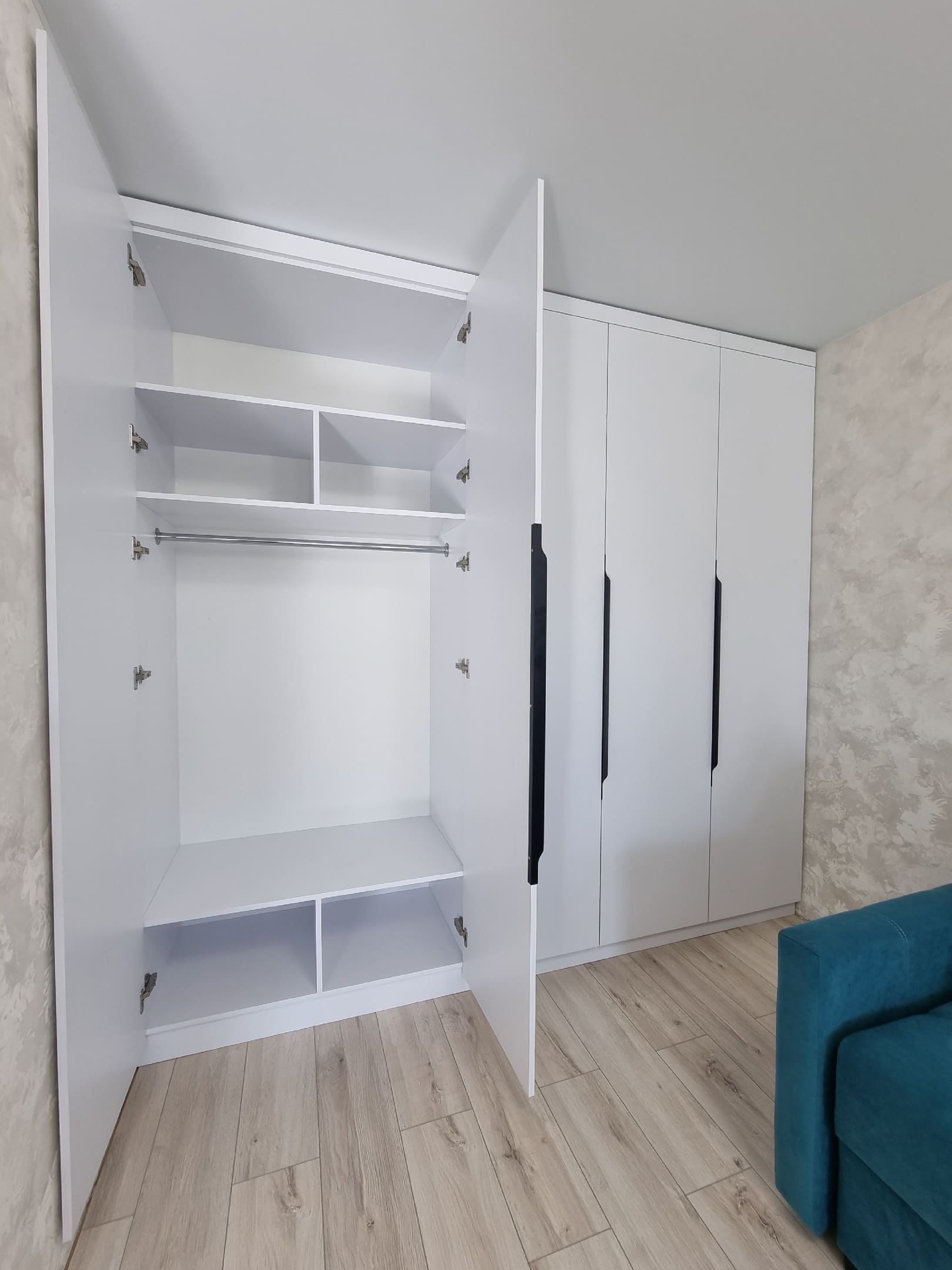 Шкаф с распашными дверьми в спальное помещение 6