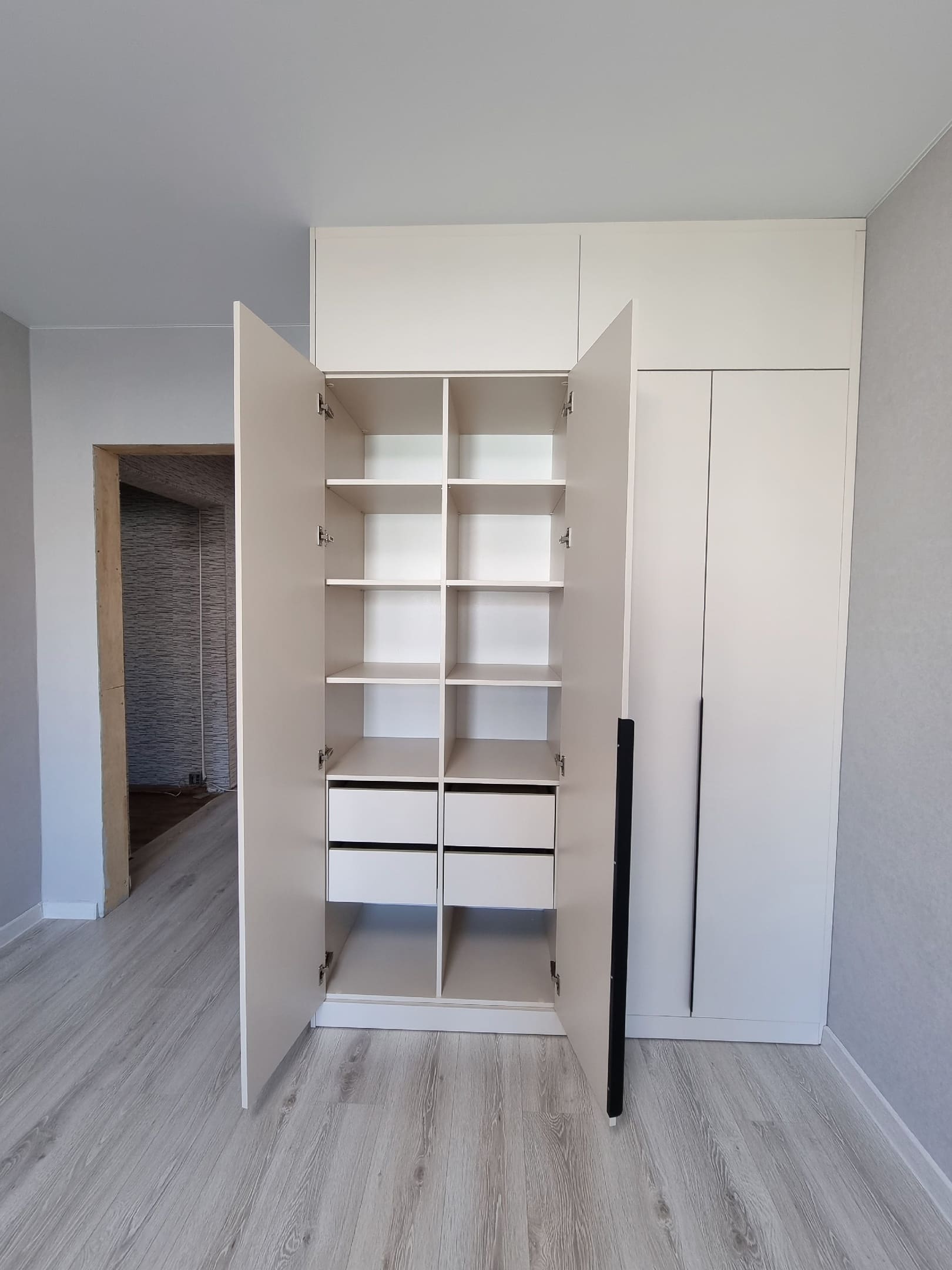 Корпусный шкаф в спальное помещение 4