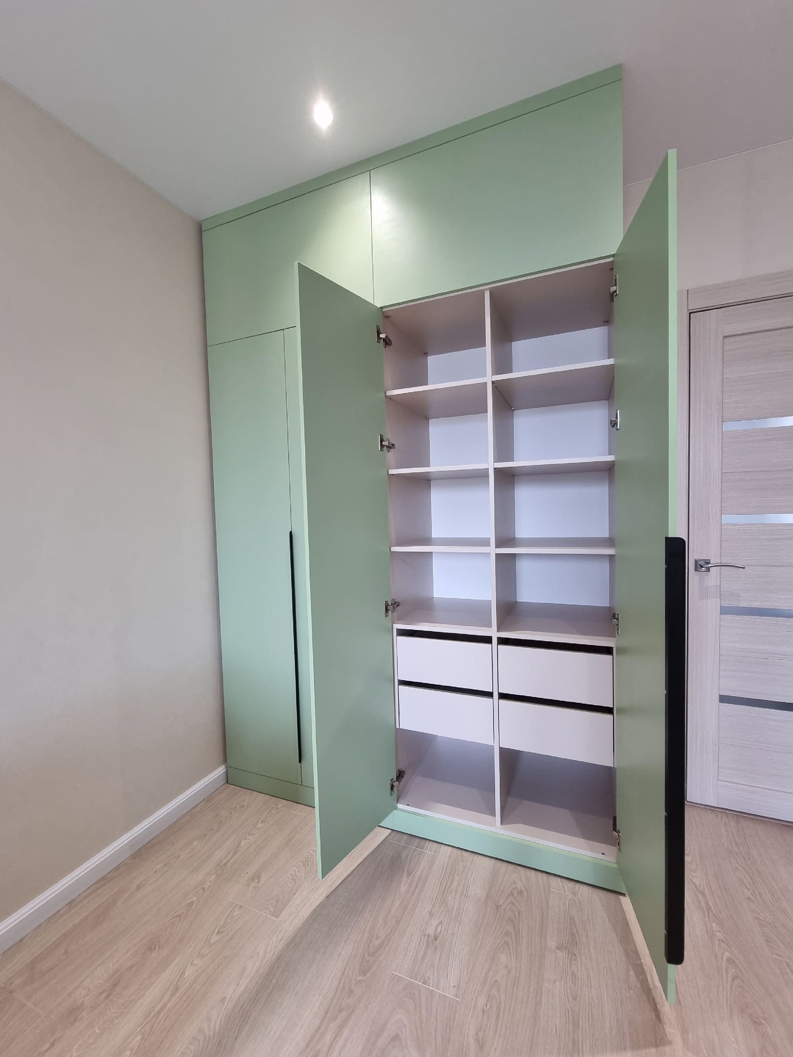 Корпусный шкаф в детскую комнату 3