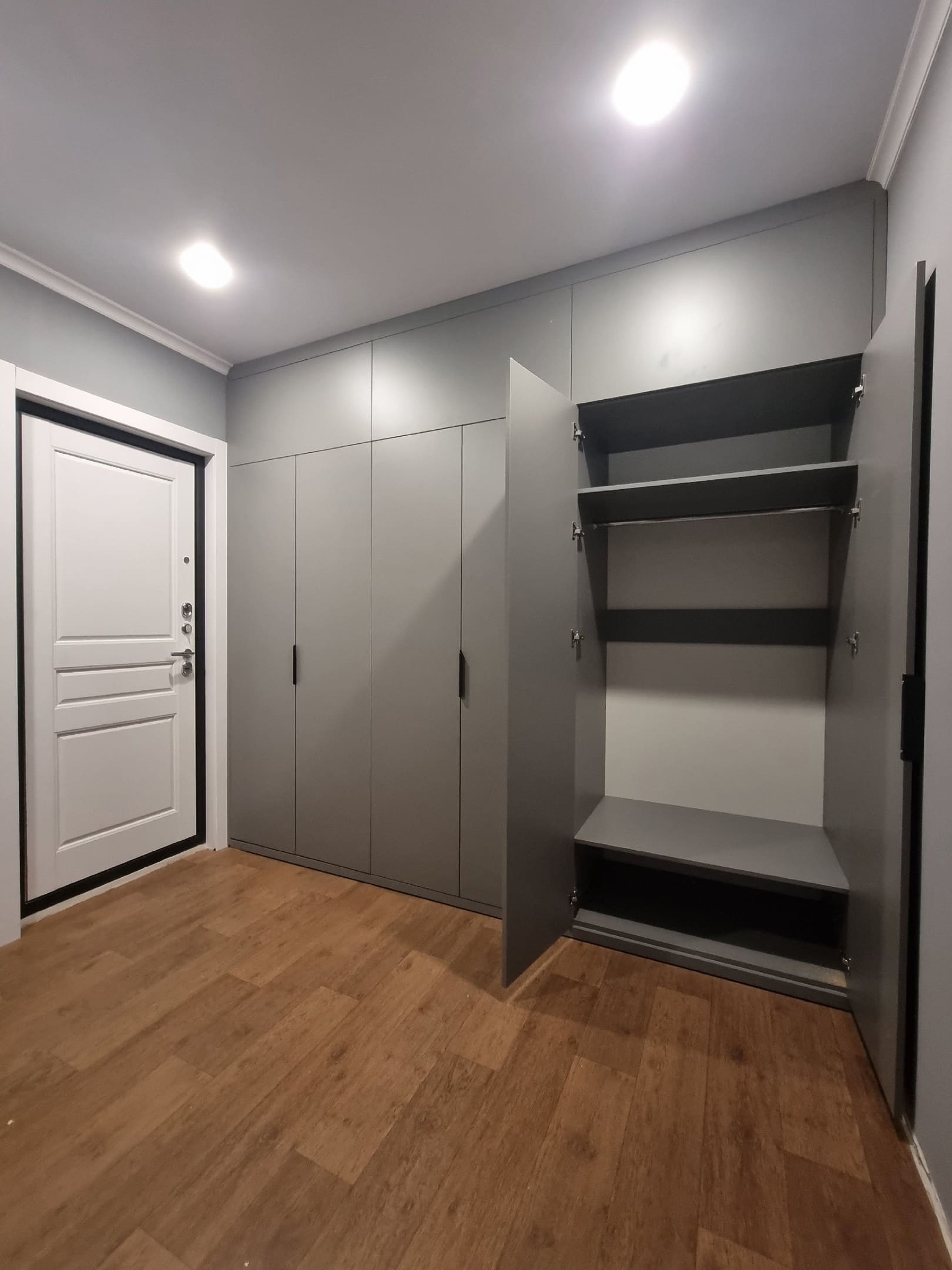 Корпусный шкаф с распашными дверьми 2