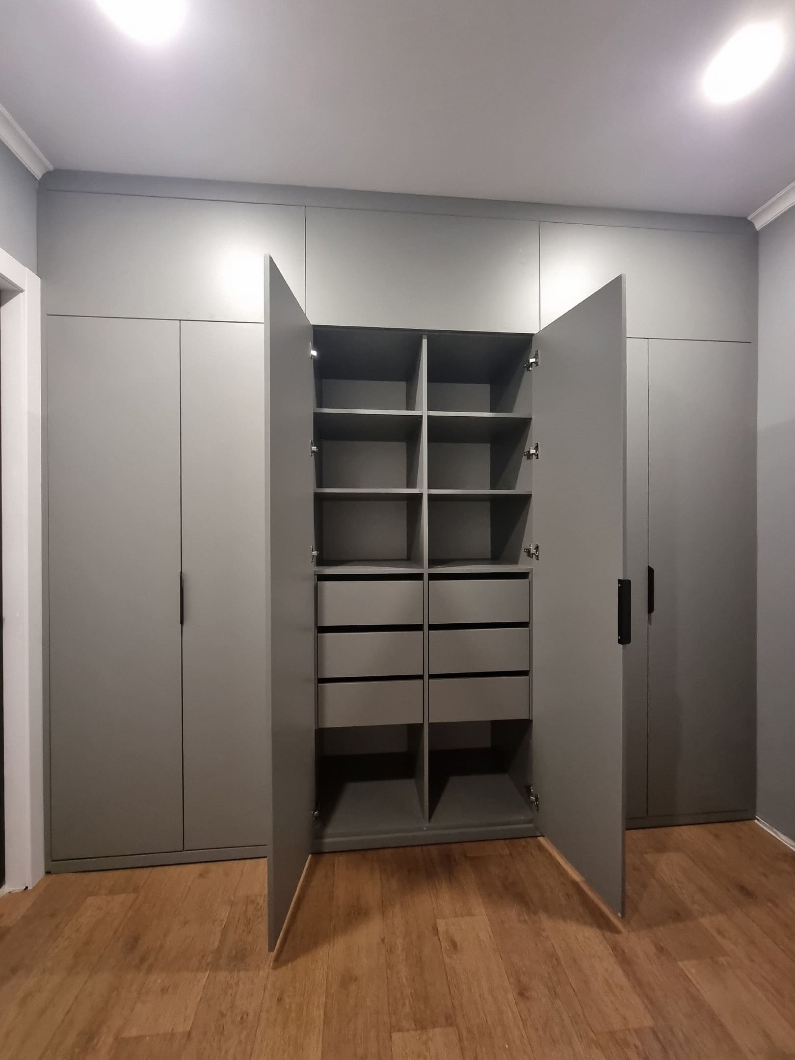 Корпусный шкаф с распашными дверьми 3