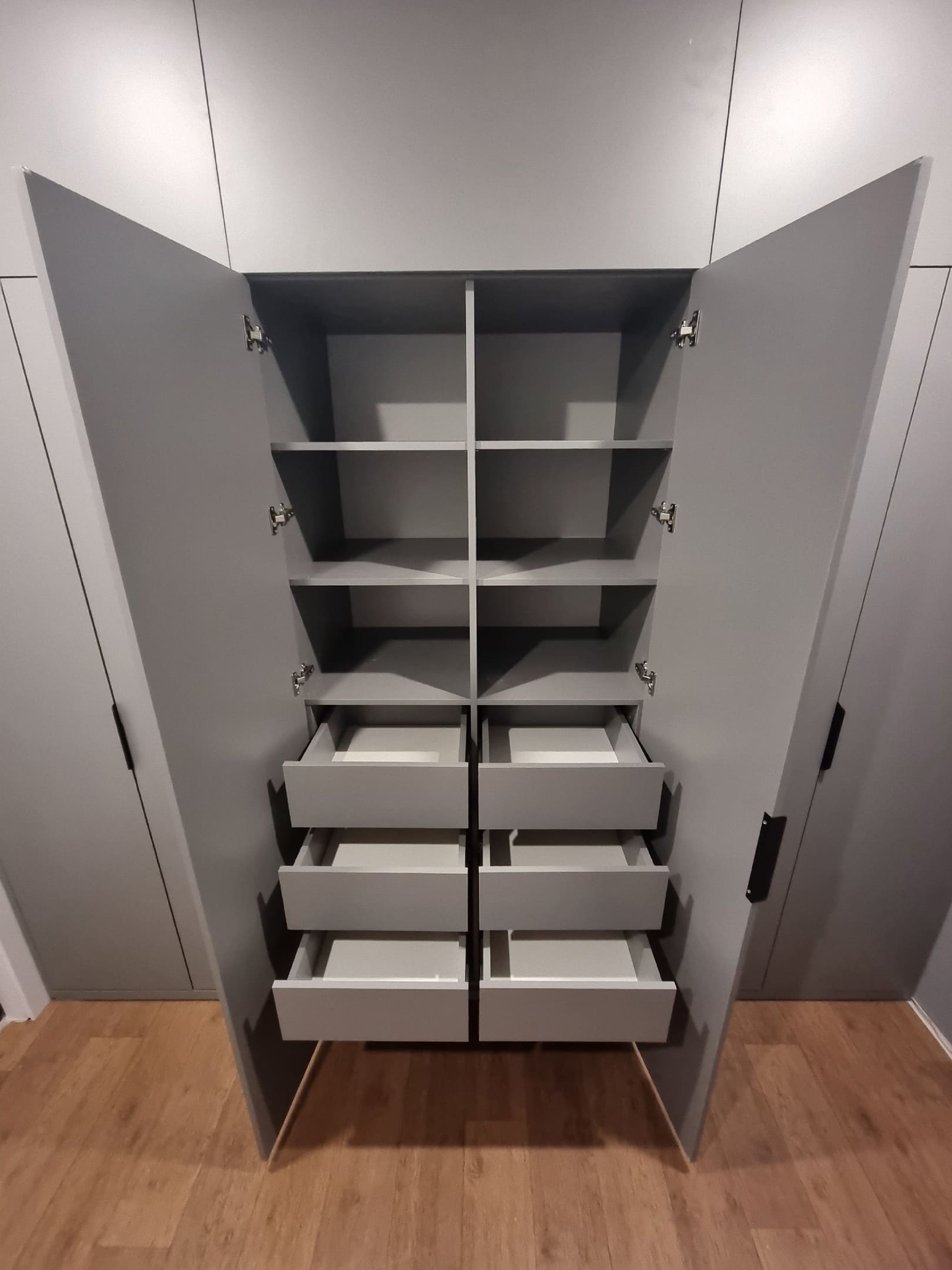 Корпусный шкаф с распашными дверьми 4