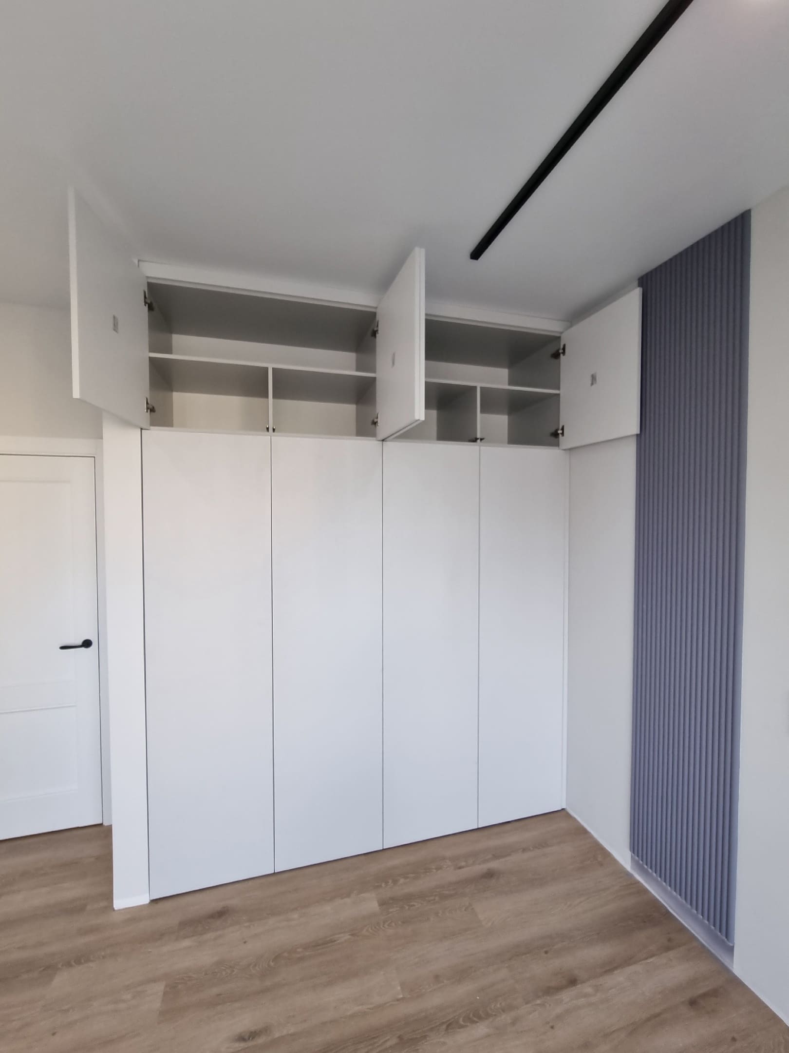 Шкаф с распашными дверьми в спальное помещение 3