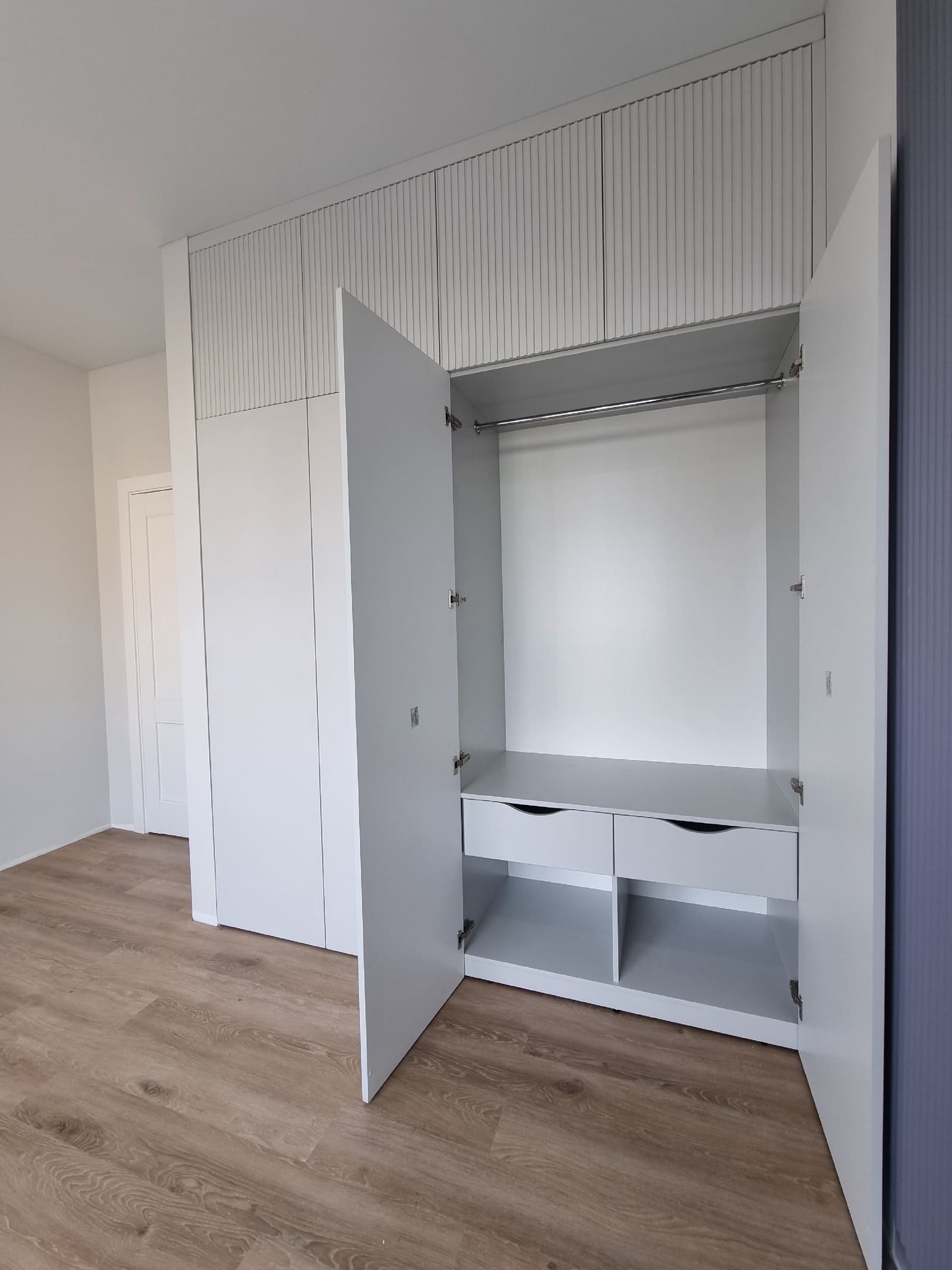 Шкаф с распашными дверьми в спальное помещение 4