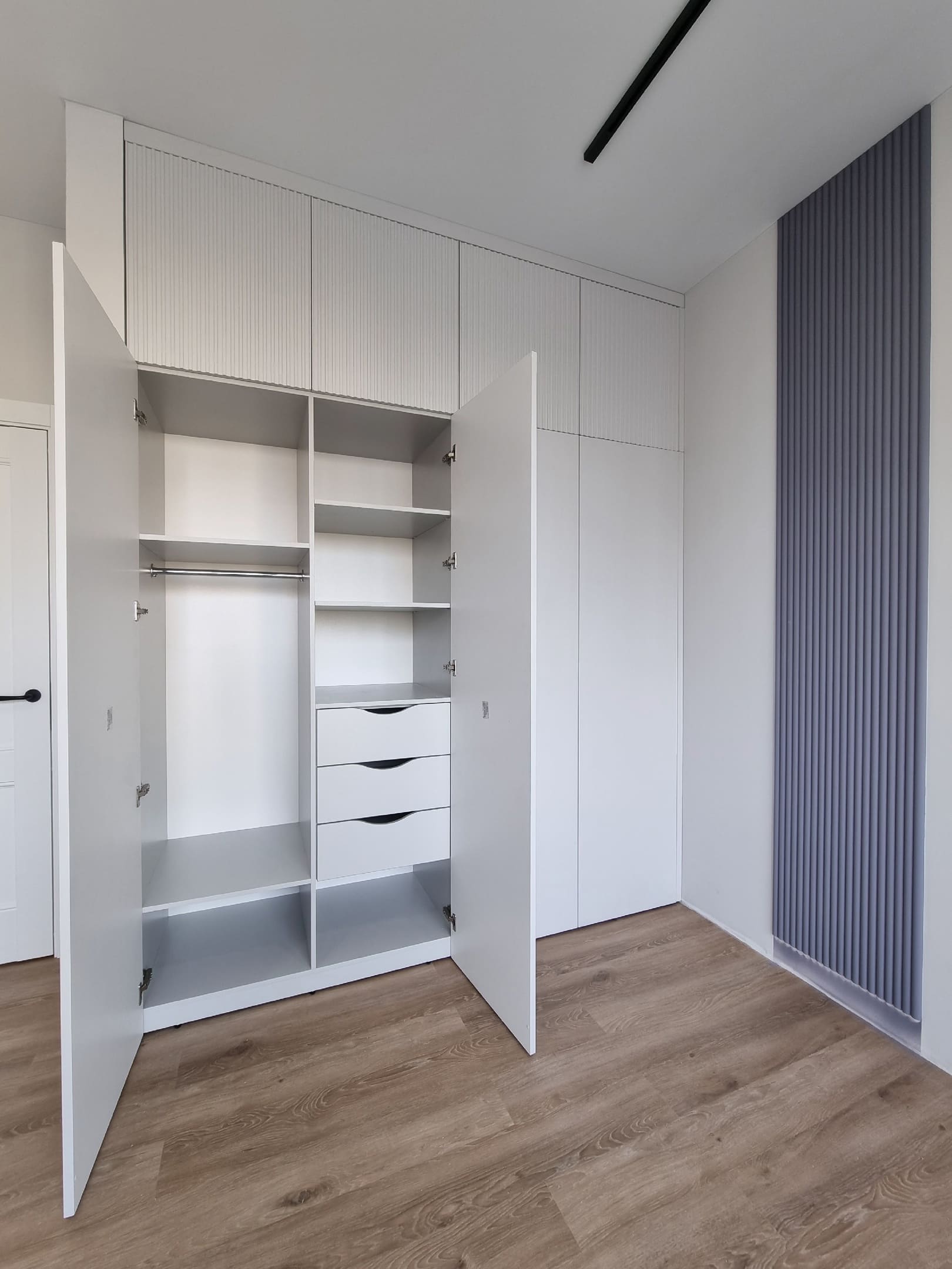 Шкаф с распашными дверьми в спальное помещение 5