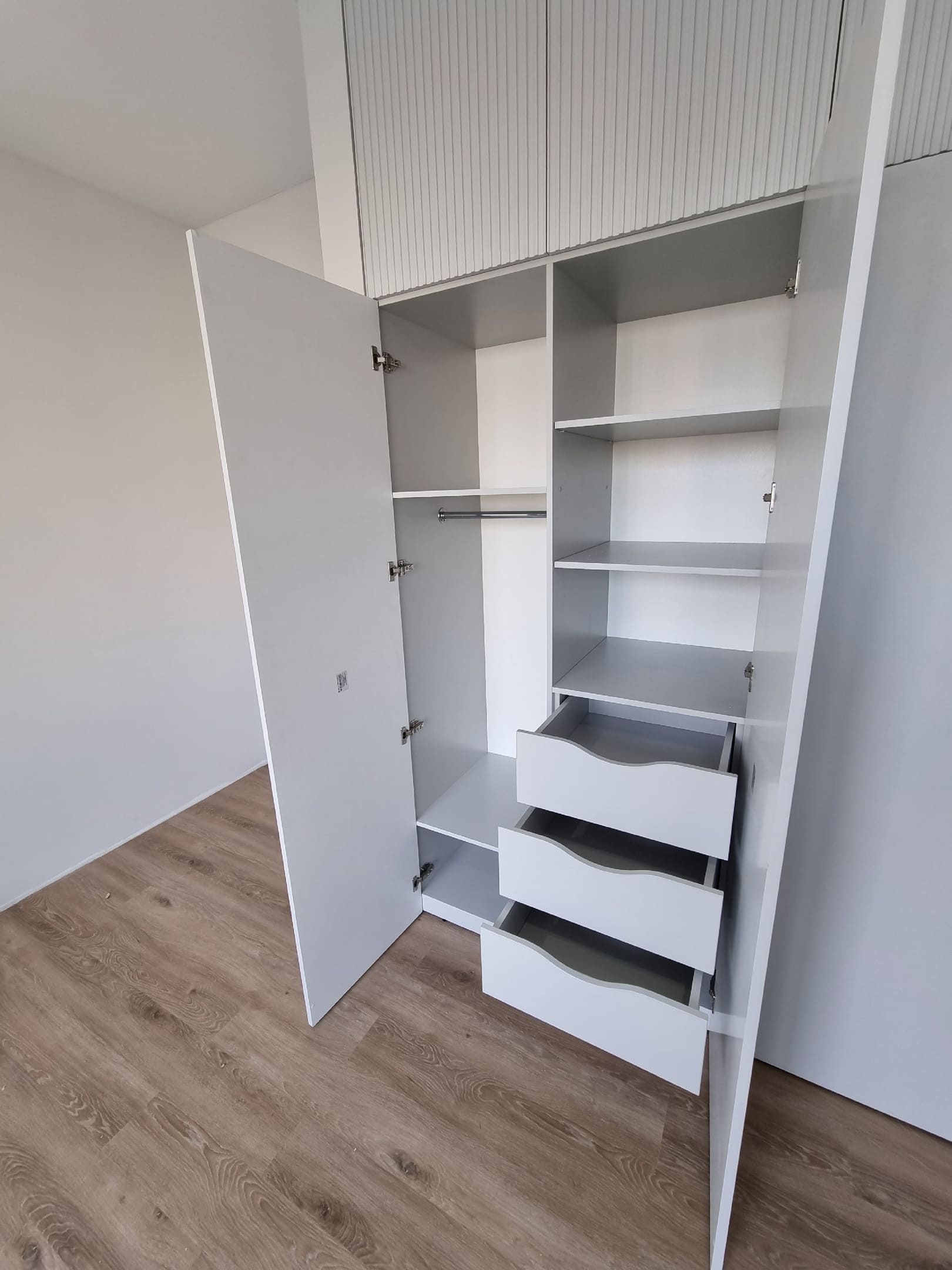 Шкаф с распашными дверьми в спальное помещение 6