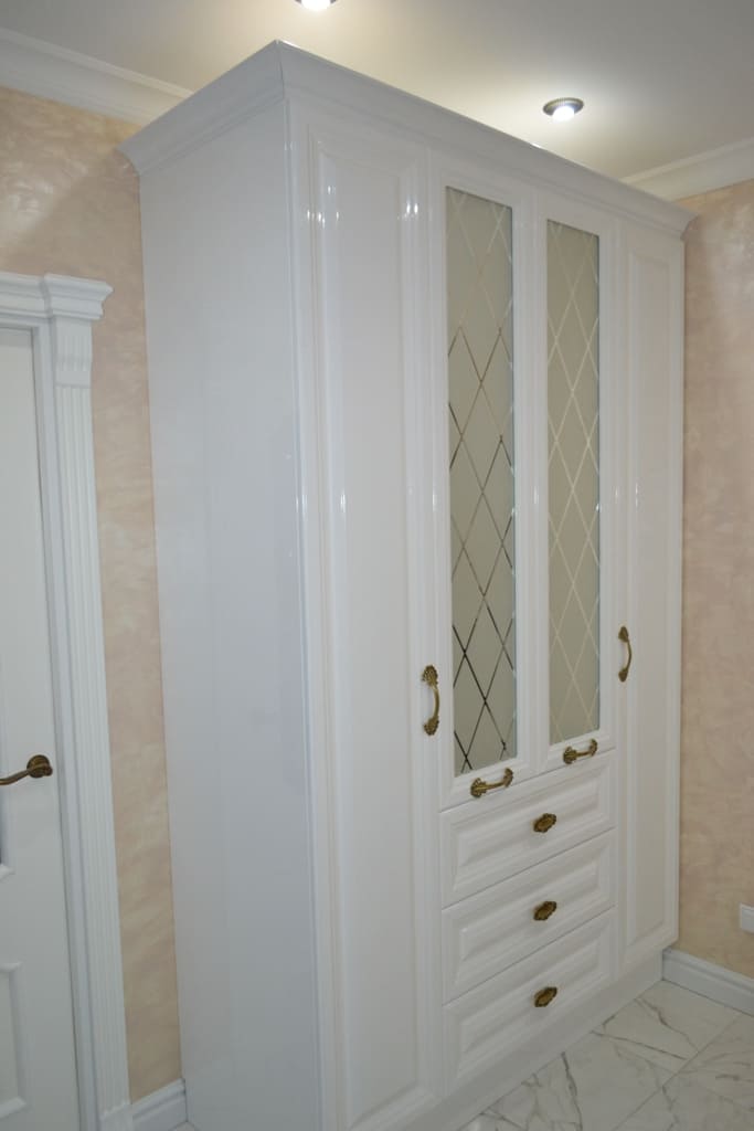 Белый глянцевый классический шкаф 2