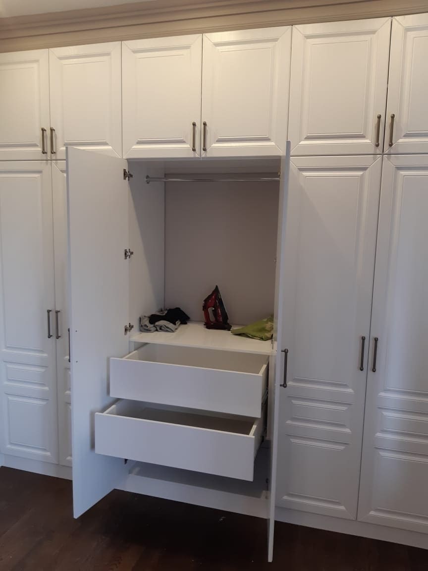 Белый классический шкаф 2