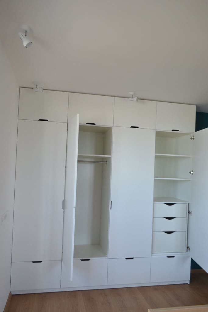 Белый шкаф в минимализме 2