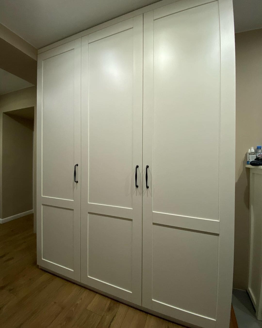 Классический белый распашной шкаф 2