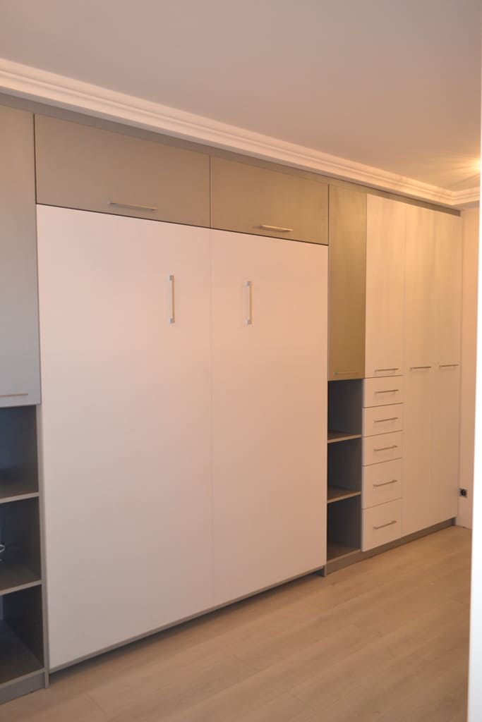 Серо-белый шкаф 2