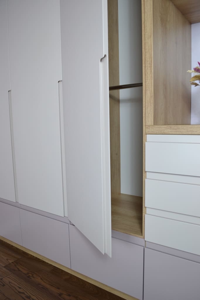 Шкаф в спальню без ручек 2