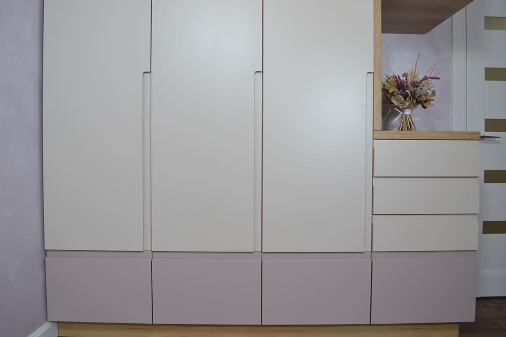Шкаф в спальню без ручек 6
