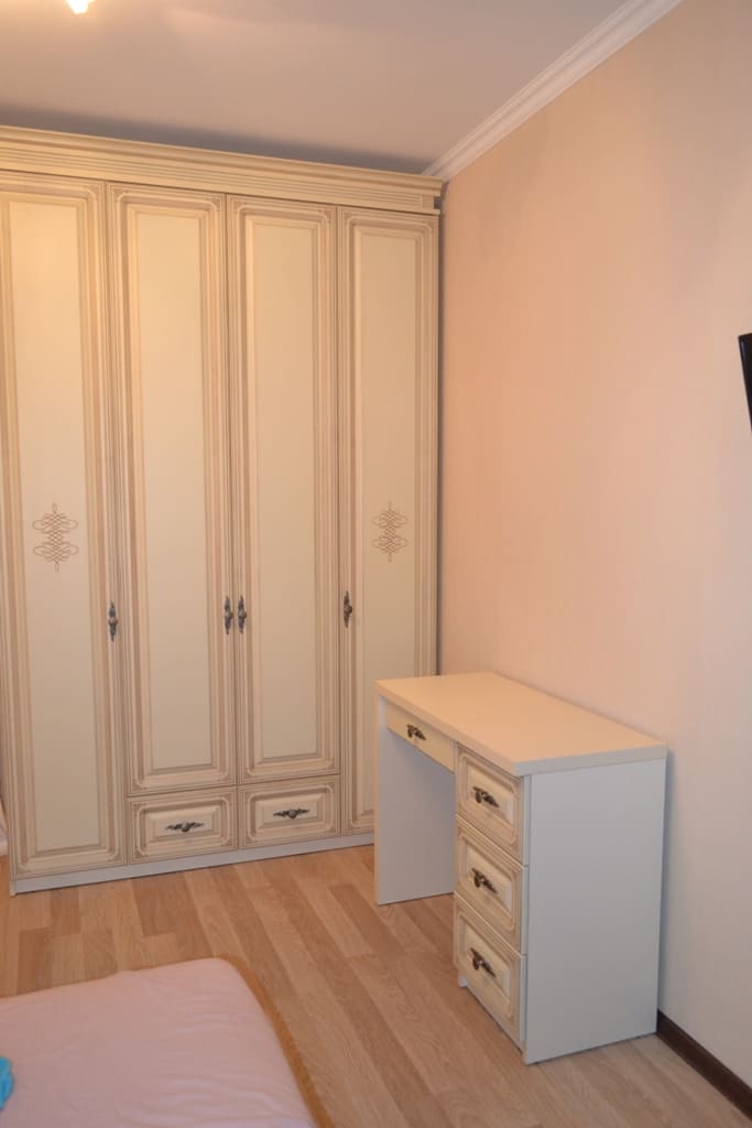 Шкаф в цвете слоновой кости с патиной 2