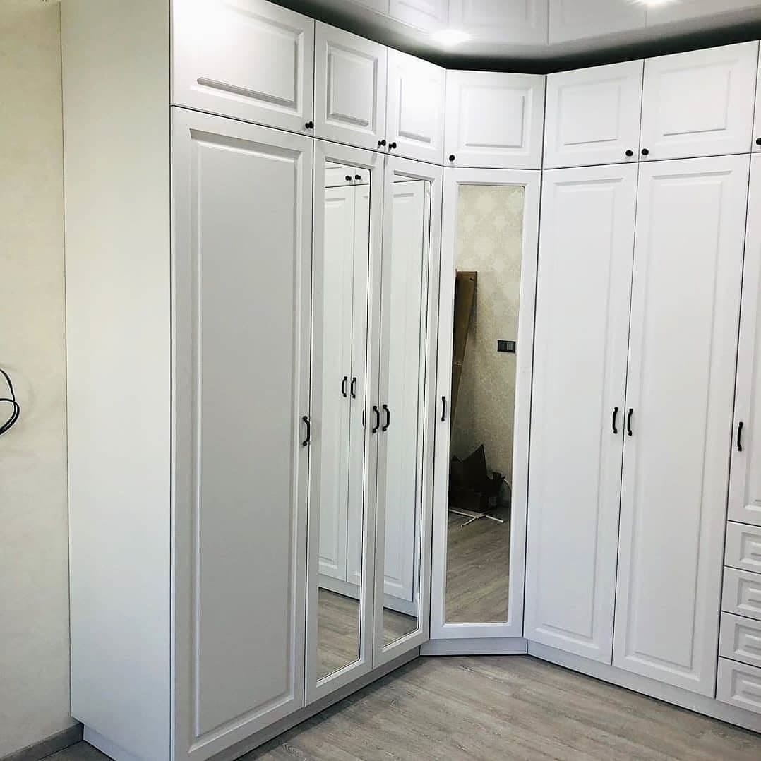 Угловой белый распашной шкаф 2